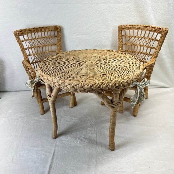 American Girl Pleasant Company Samantha’s Wicker Table 2 Chairs w/ Cushions 1989 - Picture 1 of 16